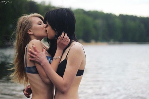 cute-kiss-lesbians-Favim.com-285835_large