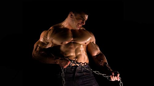 strong-body-builder-breaking-chain