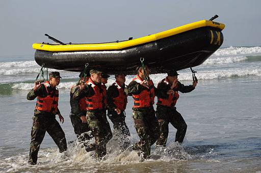 512px-US_Navy_080116-N-6730G-006_Basic_Underwater_Demolition-SEAL_students_work_together_during_small_boat_training_known_as_surf_passage_training