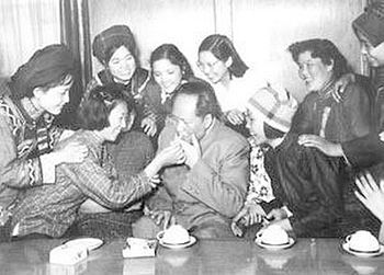 20111106-Wiki C Mao_Zedong_with_women_in_1950