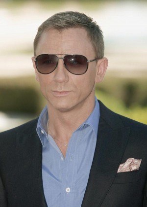 The pocket square and the sunglasses are interesting details that add a little mystique to Craig's look here
