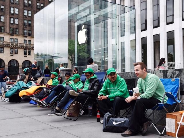 apple-iphone-6-fans-line-up-outside-the-apple-store-ahead-of-launch