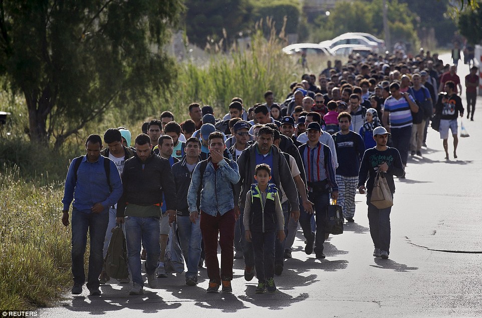 2914EBB300000578-3097559-Migrants_Hundreds_of_men_women_and_children_make_their_way_to_te-a-1_1432660184302