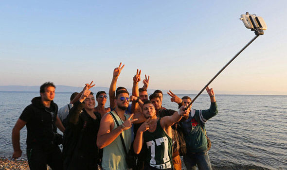 migrant-crisis-Syria-selfie-stick-603511