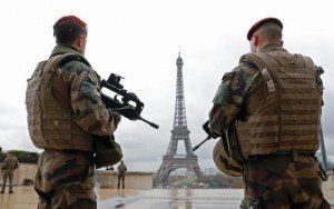 94154775_French_army_paratroopers_patrol_near_the_Eiffel_tower_in_Paris_France_March_30_2016_as_Fran-large_trans++ZgEkZX3M936N5BQK4Va8RTgjU7QtstFrD21mzXAYo54