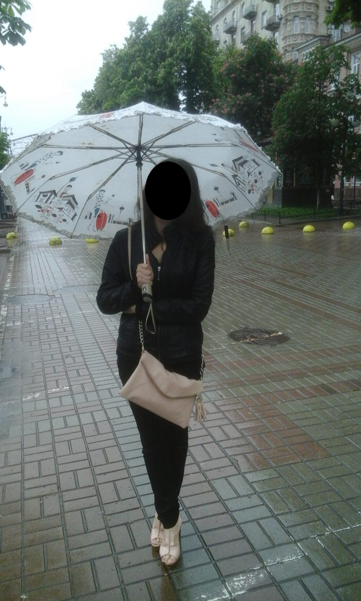 Always with a radiant smile and high heels, even under the rain